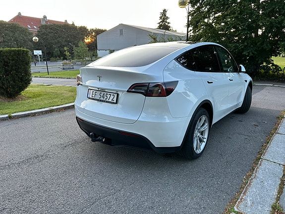 Tesla Model Y 13 of 16