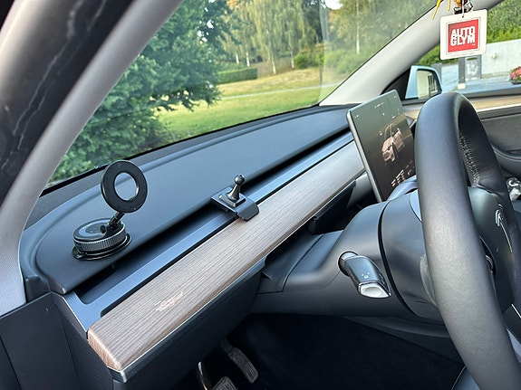Tesla Model Y 9 of 16