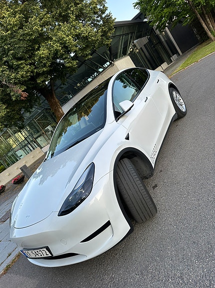 Tesla Model Y 6 of 16