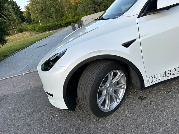 Tesla Model Y 15 of 16