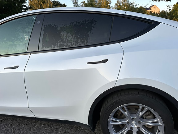 Tesla Model Y 14 of 16