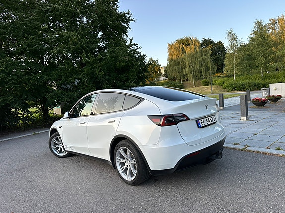 Tesla Model Y 5 of 16