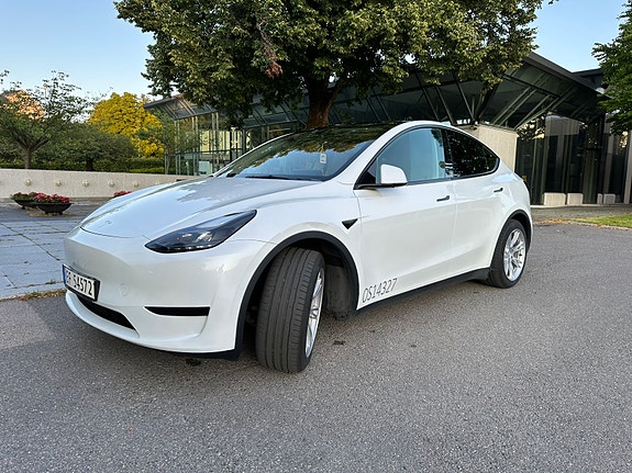 Tesla Model Y 4 of 16