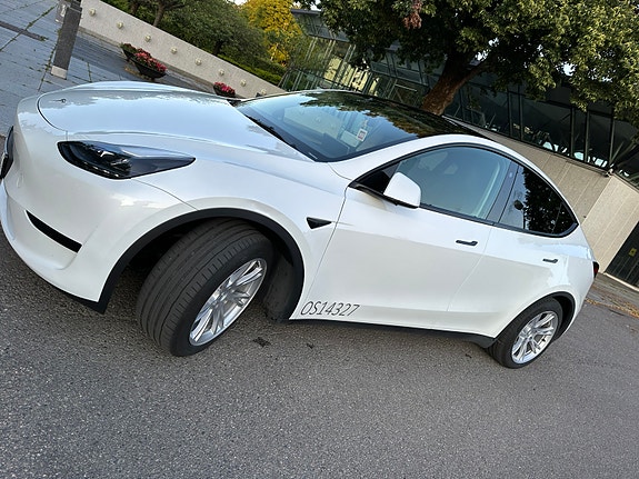 Tesla Model Y 7 of 16