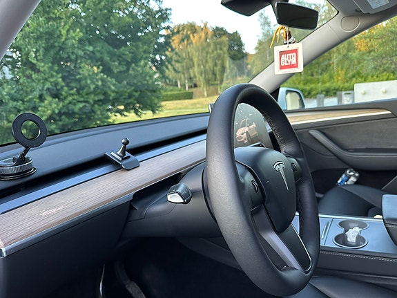 Tesla Model Y 8 of 16