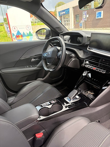 Peugeot e-2008 15 of 27