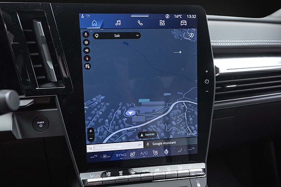 Stor berøringsskjerm med OpenR infotainment og Google integrasjon.