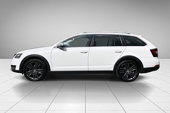 Skoda Octavia Scout 2 of 5