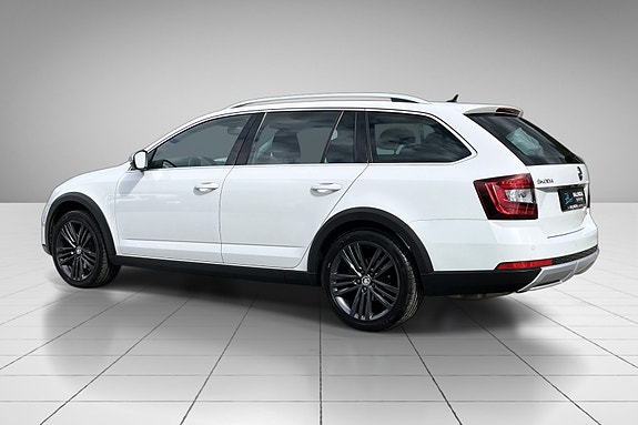 Skoda Octavia Scout 3 of 5