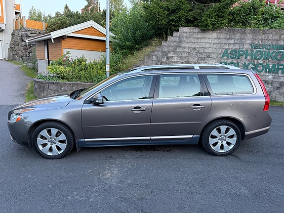 Volvo V70 2 of 30