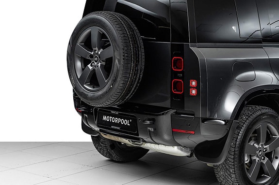 Land Rover Defender 110 18 of 30