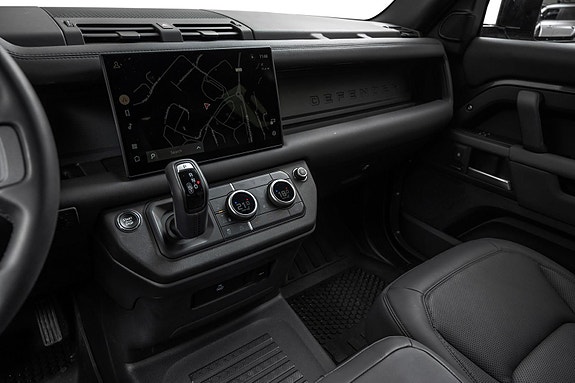 Land Rover Defender 110 25 of 30