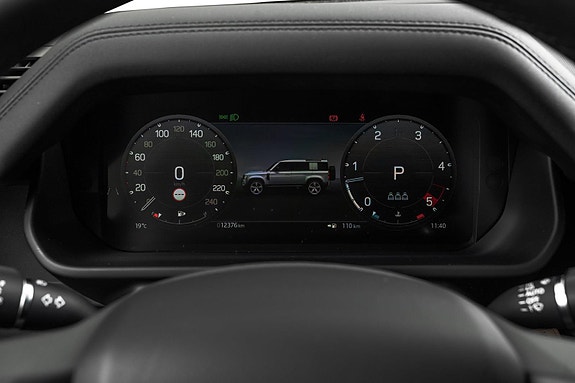 Land Rover Defender 110 24 of 30
