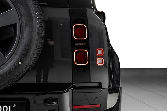 Land Rover Defender 110 19 of 30