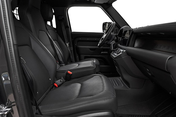 Land Rover Defender 110 8 of 30