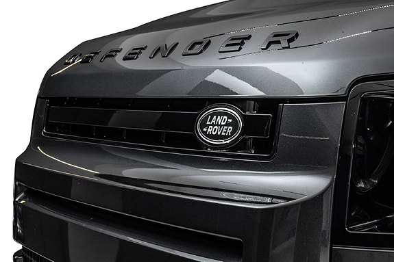 Land Rover Defender 110 14 of 30