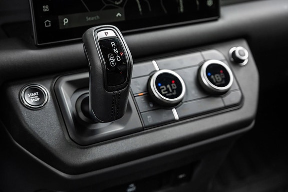 Land Rover Defender 110 26 of 30
