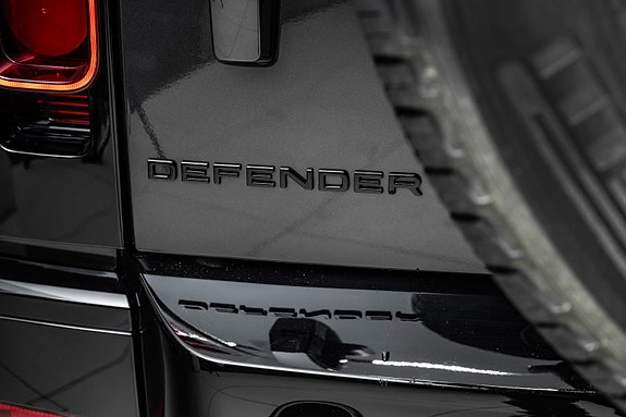 Land Rover Defender 110 20 of 30