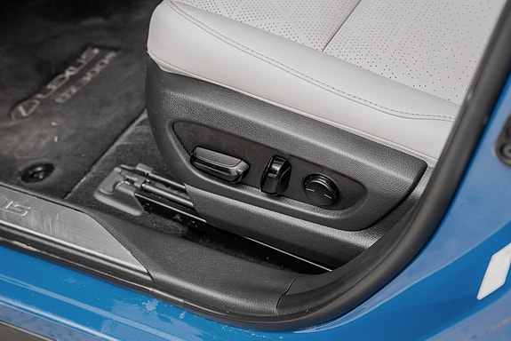 Lexus UX300e 22 of 25
