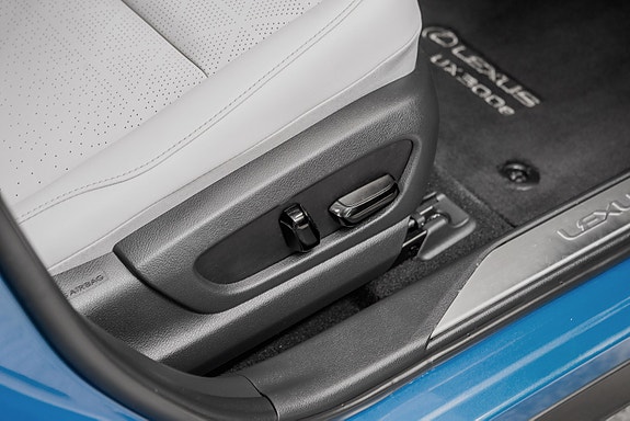 Lexus UX300e 23 of 25