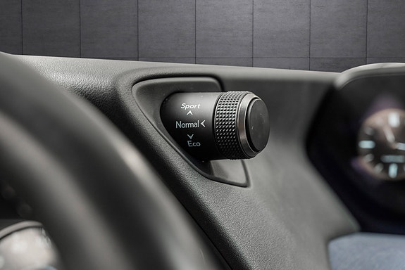 Lexus UX300e 21 of 25