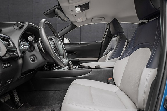 Lexus UX300e 7 of 25