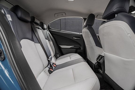 Lexus UX300e 11 of 25