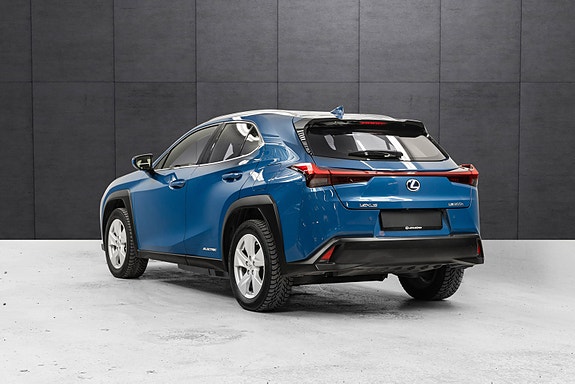 Lexus UX300e 2 of 25