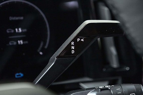 Automatgir med intuitivt design og digitalt display foran fører.