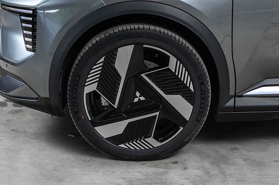 Eksklusive tofargede 20" aluminiumsfelger gir sportslig uttrykk.