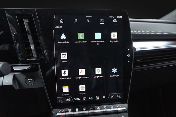 Oversiktlig appmeny med trådløs Apple CarPlay og Android Auto.
