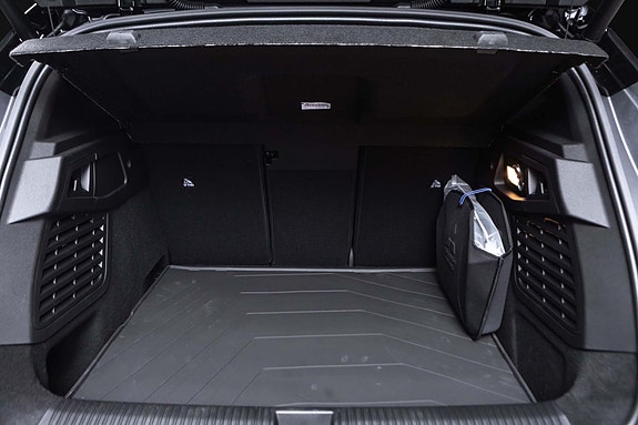 Romslig bagasjerom med slitesterk matte – ideelt for familien.