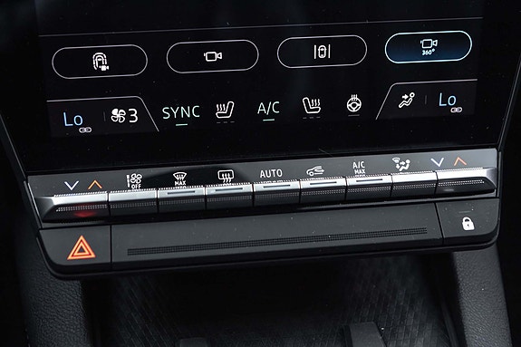 Avansert klimakontroll med intuitive touch-knapper sikrer komfort.