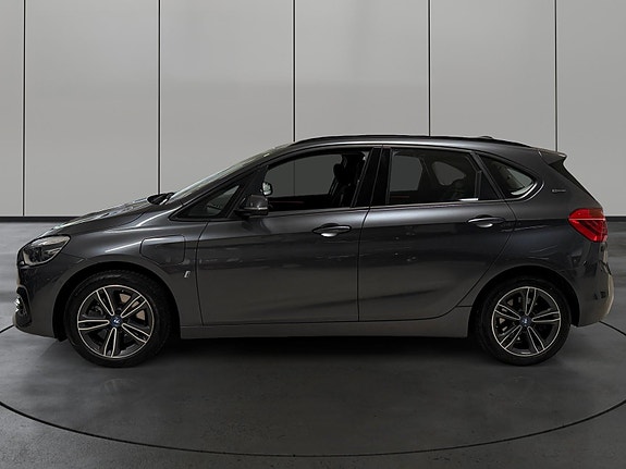 BMW 225xe 2 of 5