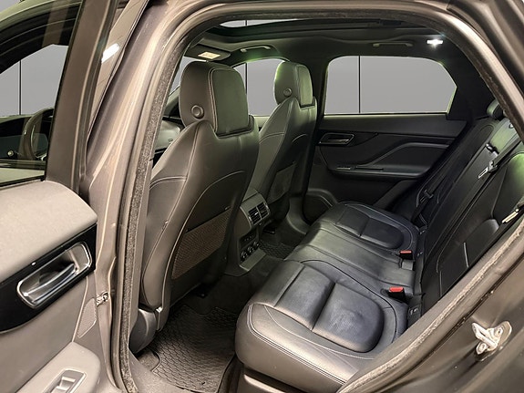 Jaguar F-PACE 26 of 30