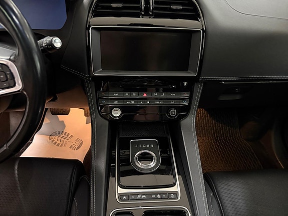 Jaguar F-PACE 15 of 30