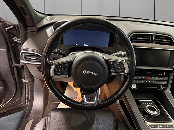 Jaguar F-PACE 14 of 30