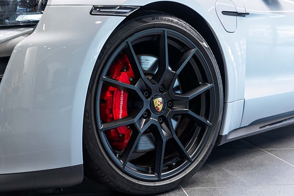 Porsche Taycan 18 of 30