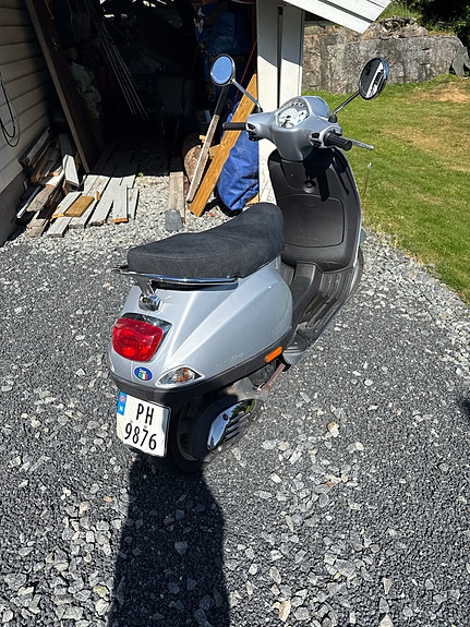 Vespa LX 50 2 of 5