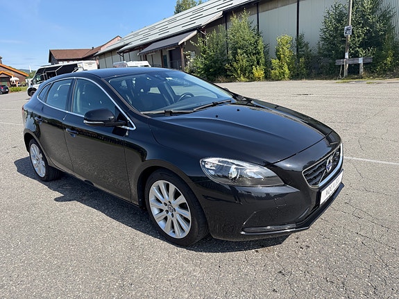 Volvo V40 2 of 19