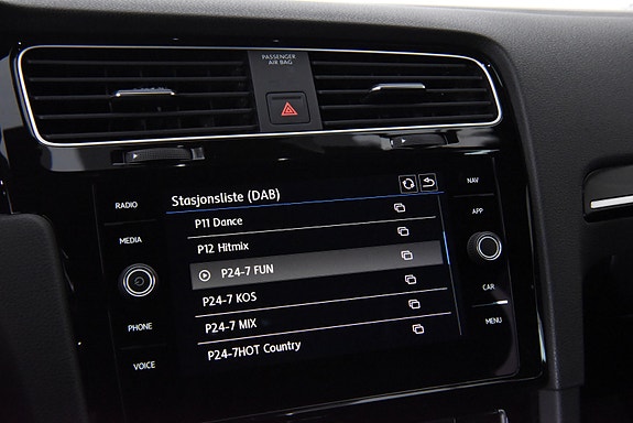 Volkswagen Golf VII 27 of 30