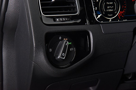 Volkswagen Golf VII 19 of 30