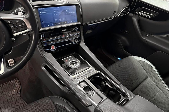 Jaguar F-PACE 10 of 24
