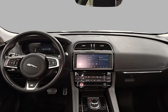 Jaguar F-PACE 7 of 24