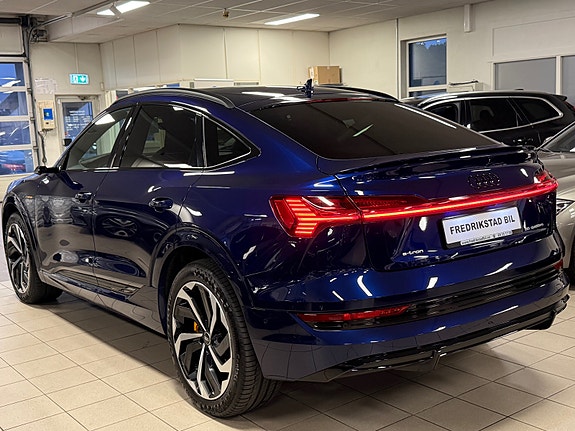 Audi e-tron Sportback 2 of 5