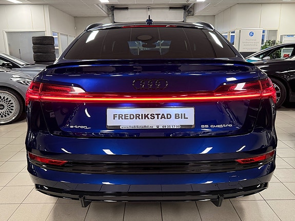 Audi e-tron Sportback 3 of 5