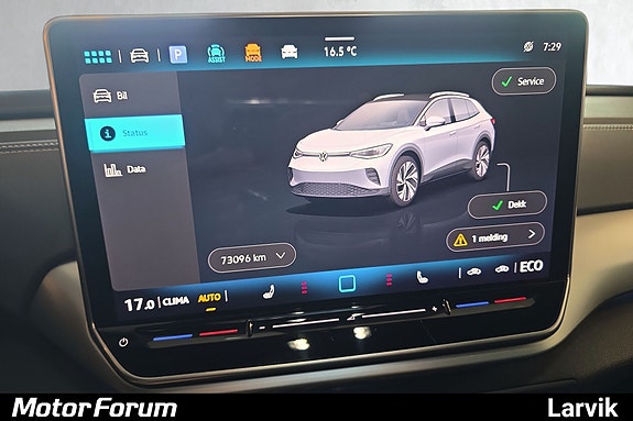 Oversiktlig touchscreen med 3D-modell og bilstatus i fokus.