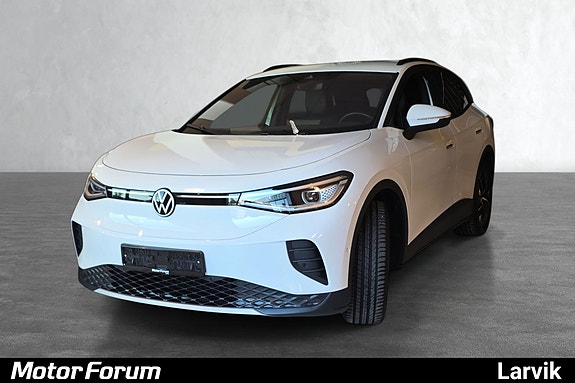 Sleek hvit SUV med LED-lys og moderne svarte detaljer.