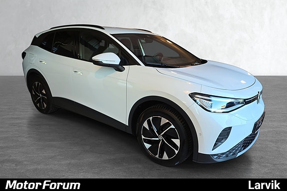 Elegant hvit SUV med svarte aksenter og kraftig uttrykk.