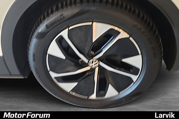 Detaljerte svart-sølv felger med Volkswagen-logo og sporty utseende.